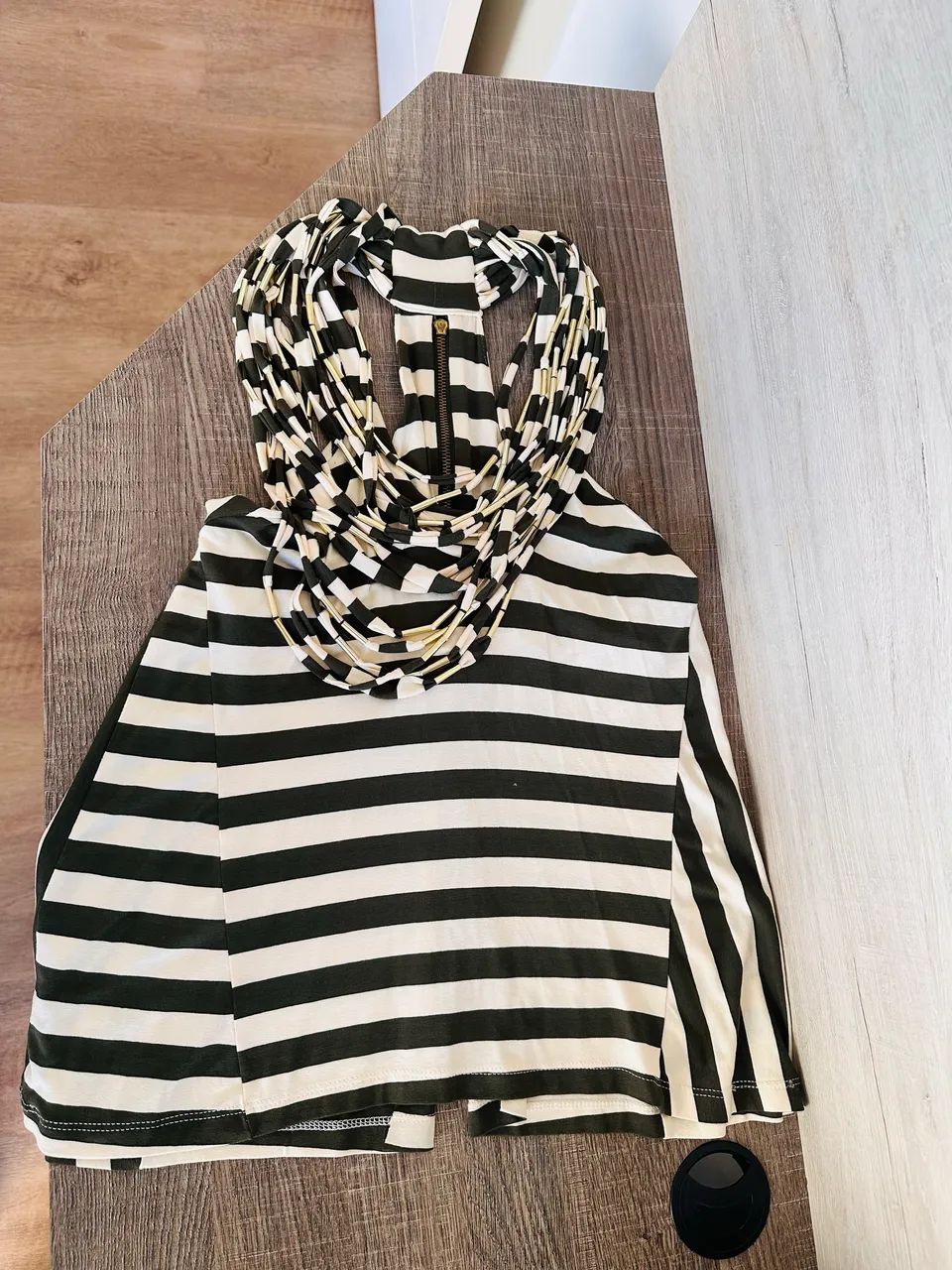 Blusa soltinha com máxi colar