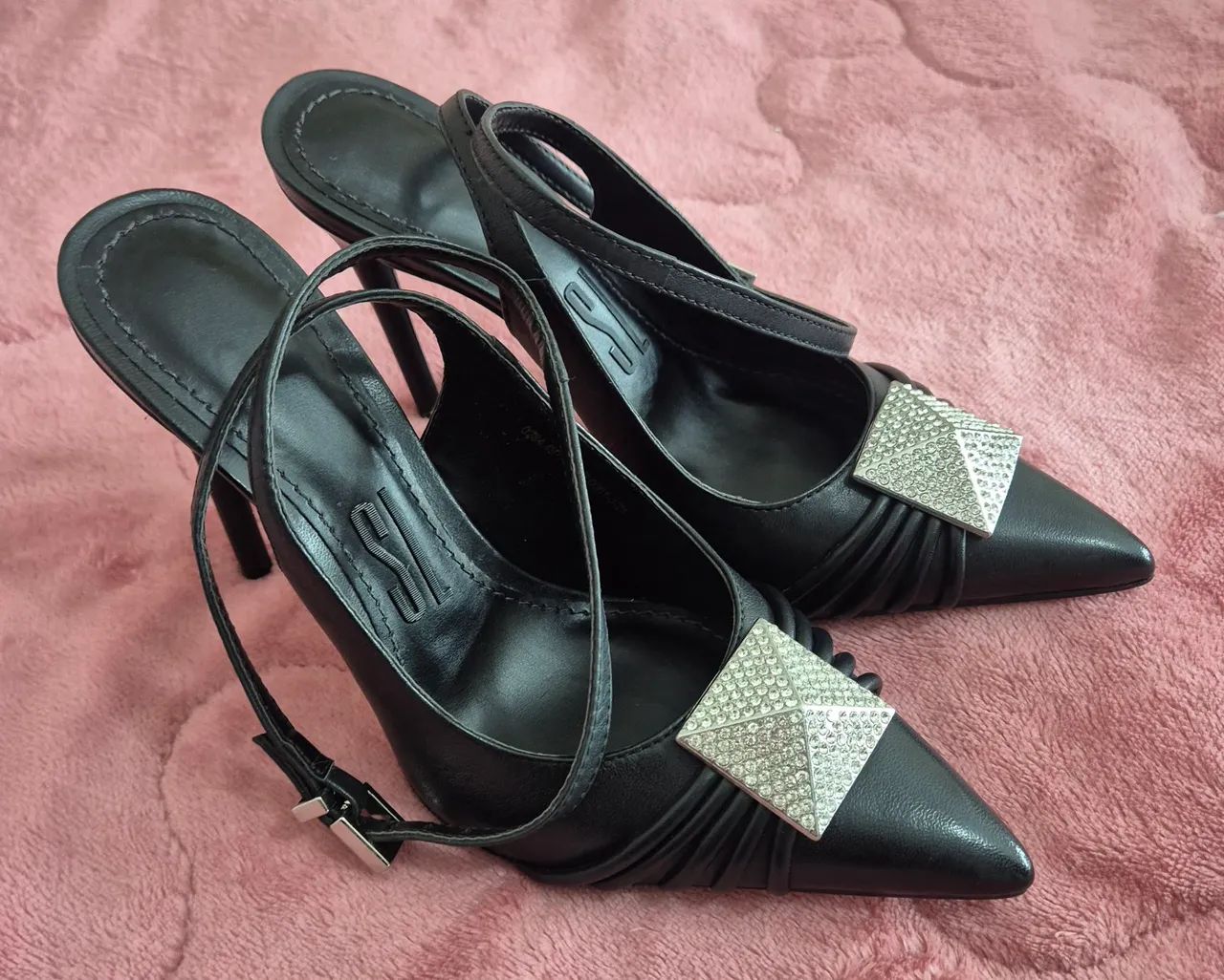 Scarpin preto - slingback Santa Lolla