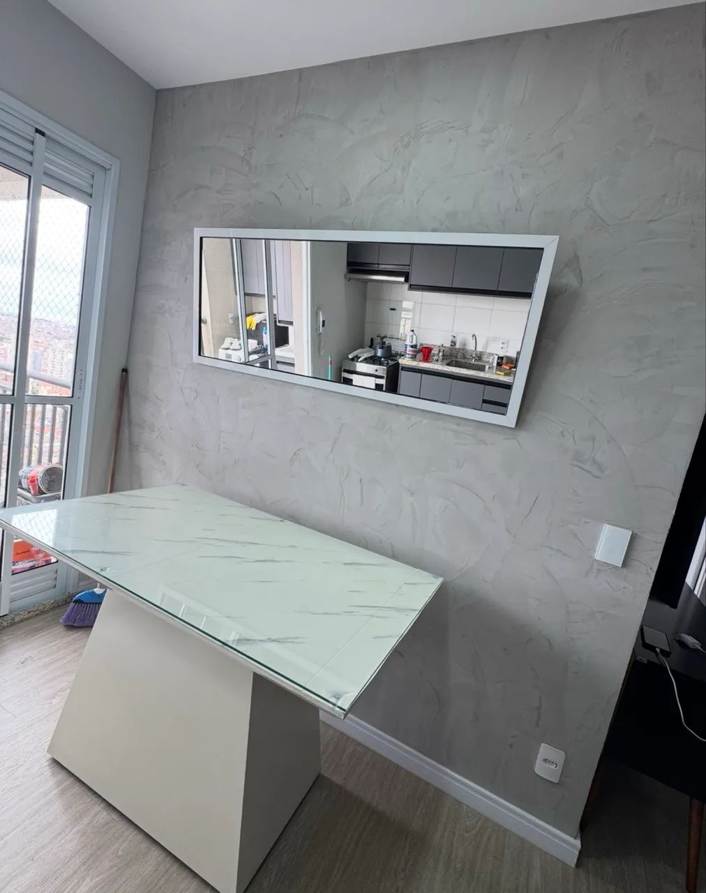 Mesa 4 lugares com cadeiras estofadas e espelho de parede  - Foto 2