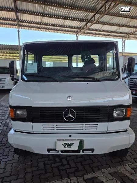 MERCEDES-BENZ 710 2011
