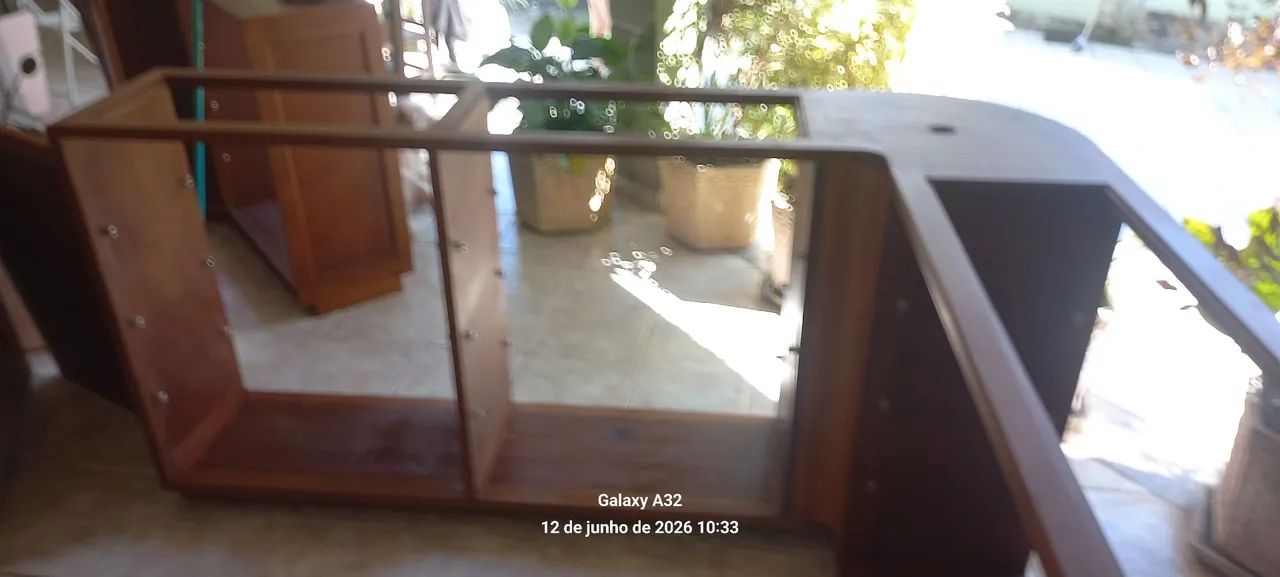 BALCÃO VITRINE/EXPOSITOR EM MADEIRA E PRATELEIRAS EM VIDRO  - Foto 3