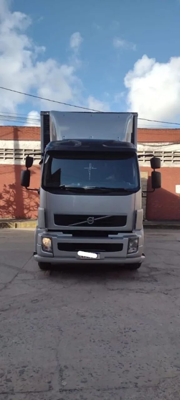 CAMINHÃO VOLVO VM 270 PRATA 2013 BAÚ E COM PLATAFORMA ELEVATÓRIA - Foto 5