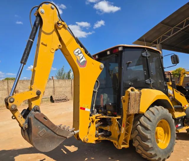 Retroescavadeira Caterpillar  2015 - Foto 2