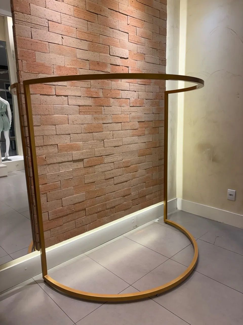 Araras e luminária para loja de roupas  - Foto 5