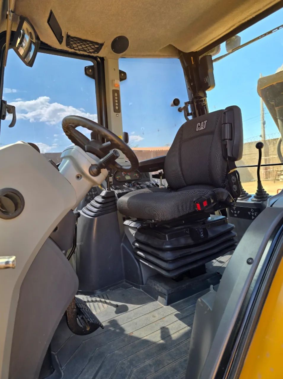 Retroescavadeira Caterpillar  2015 - Foto 3