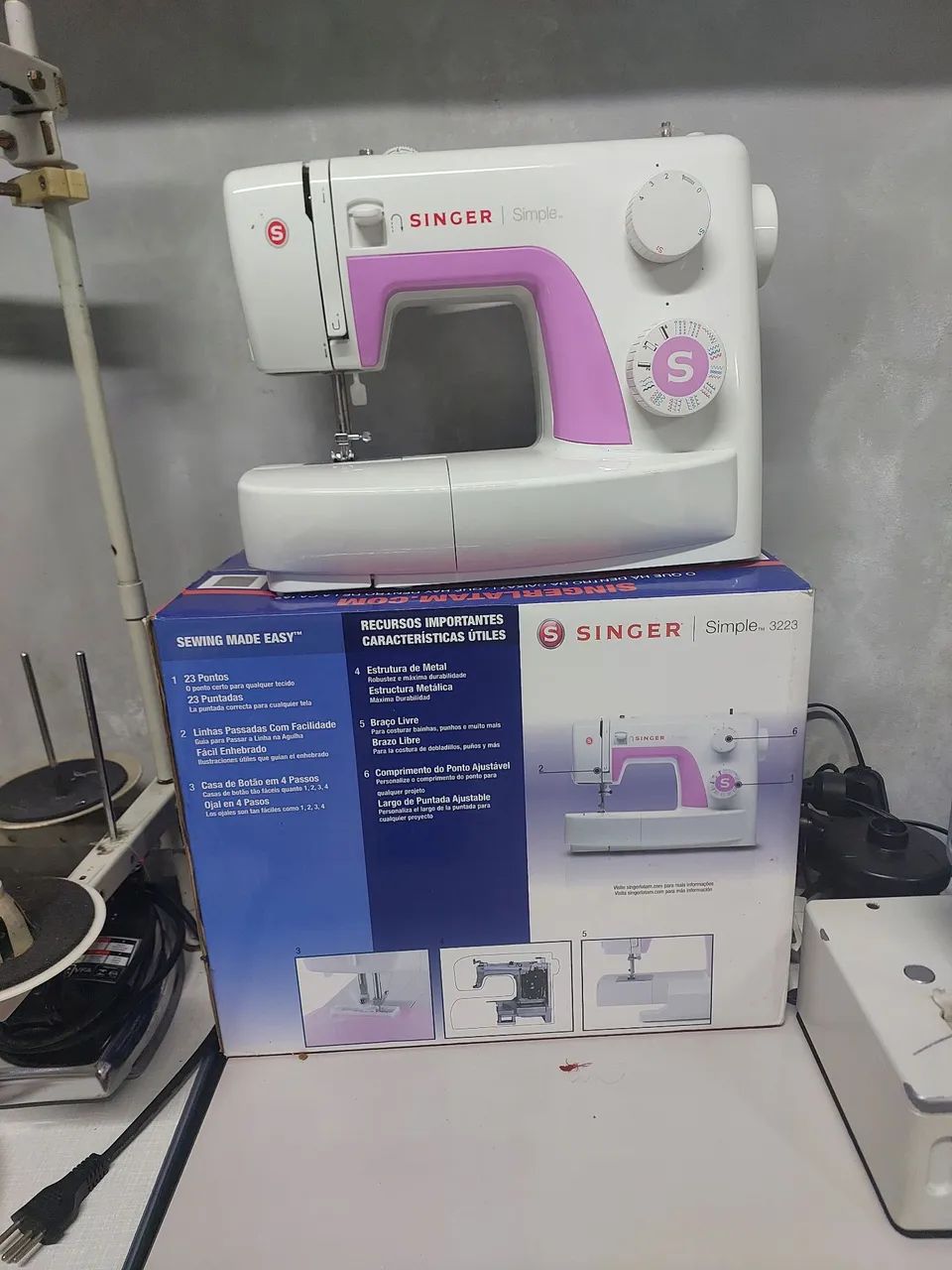 Máquina Singer simple 3223 - Foto 2