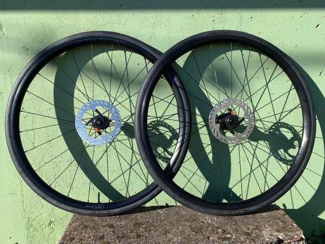 Par De Rodas Trek Bontrager Paradigm 23 Tlr + Pneus Aeolus Pro +