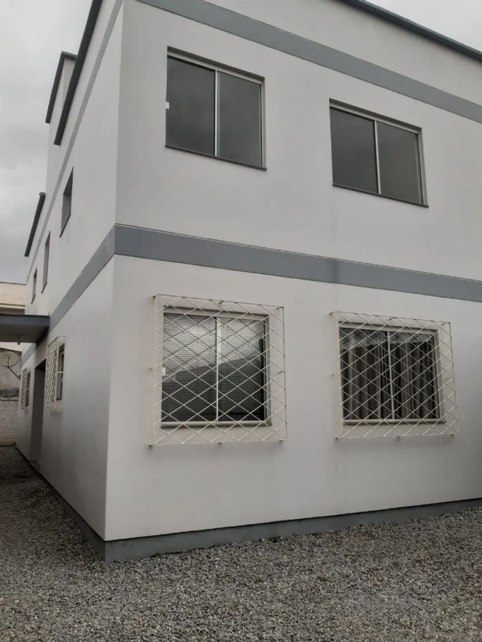 Aluga-se apartamento no Aririu 