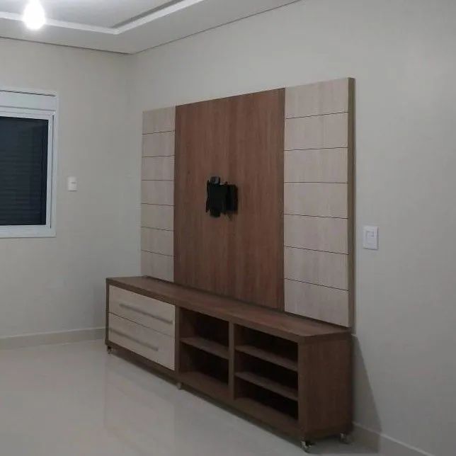 Rack com painel madeira 
