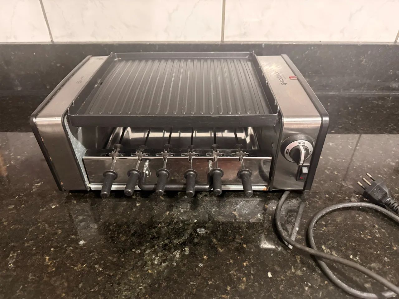 Churrasqueira de Espetinhos Elétrica + Chapa Dupla