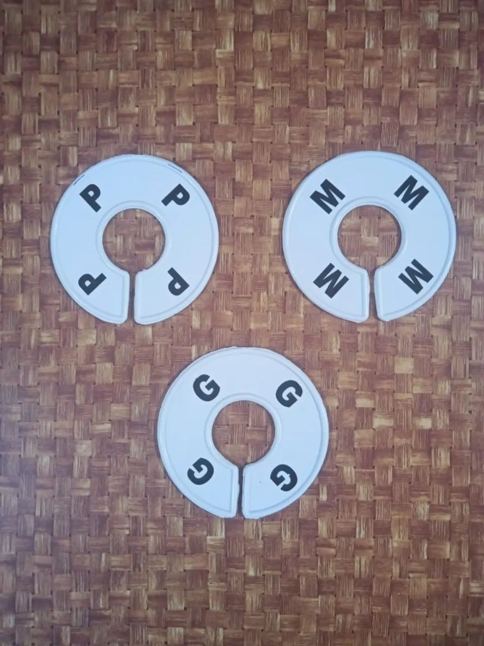 1 Kit Divisor/Separador de Roupas para Arara com 18 unidades (6 de cada tamanho) 