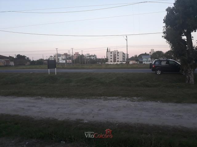 Terreno murado e aterrado de frete para a rodovia