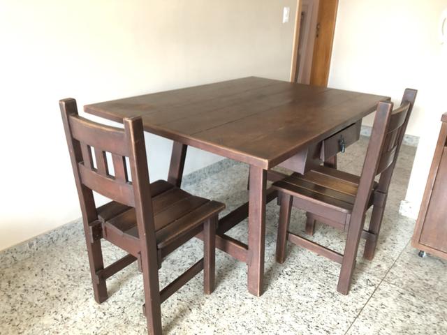 Mesa de madeira com 4 cadeiras