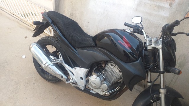 VENDO CB 300 EM DIAS