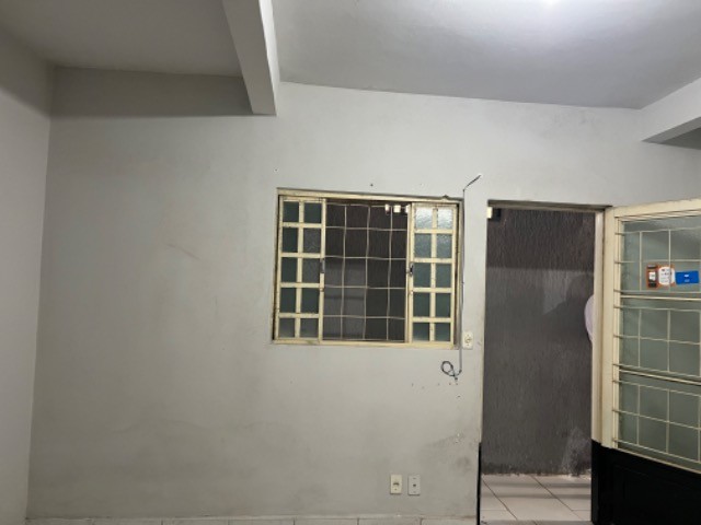 Prédio top reformado com 9 kitnets comercios e parada de ônibus na porta  - Foto 4