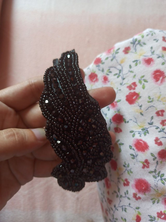 Tiara preta com detalhe de miçangas  - Foto 4