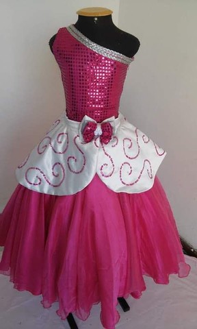 Roupa infantil a cor rosa pink