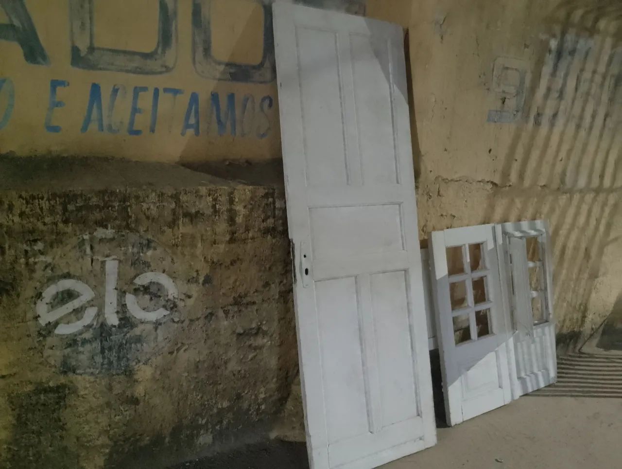 Porta e janela de Massaranduba porta 2e10c por 70. Janela 1 por 1 metro - Foto 4