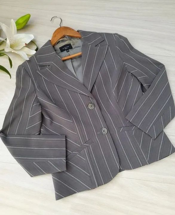 Blazer feminino risca de giz na cor cinza 