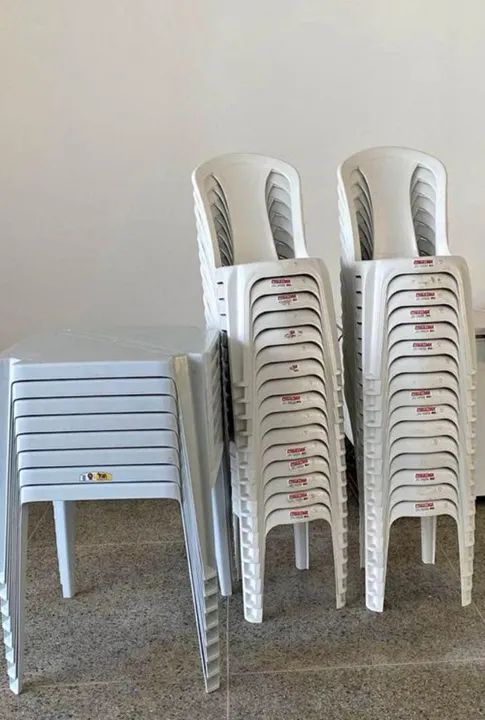Conjunto Cadeiras e Mesas novos.
