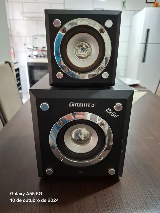 Caixa de Som 2.1 satellite - Som Potente e Design Moderno