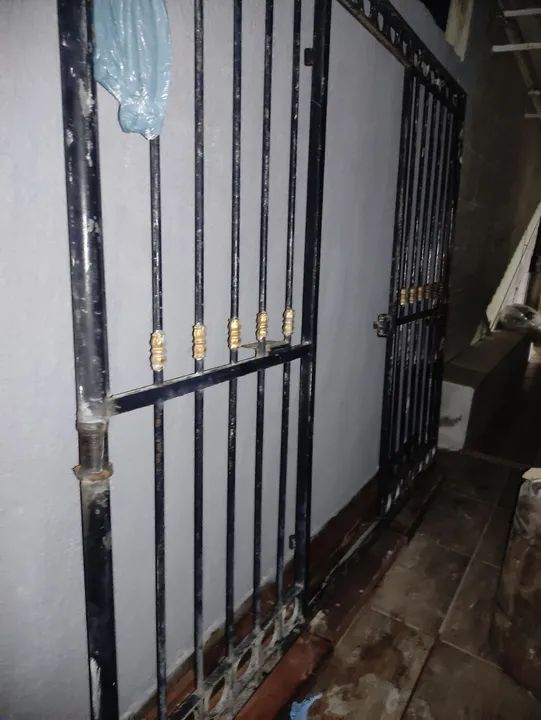 Portão de Ferro com Detalhes em Ouro - Foto 3