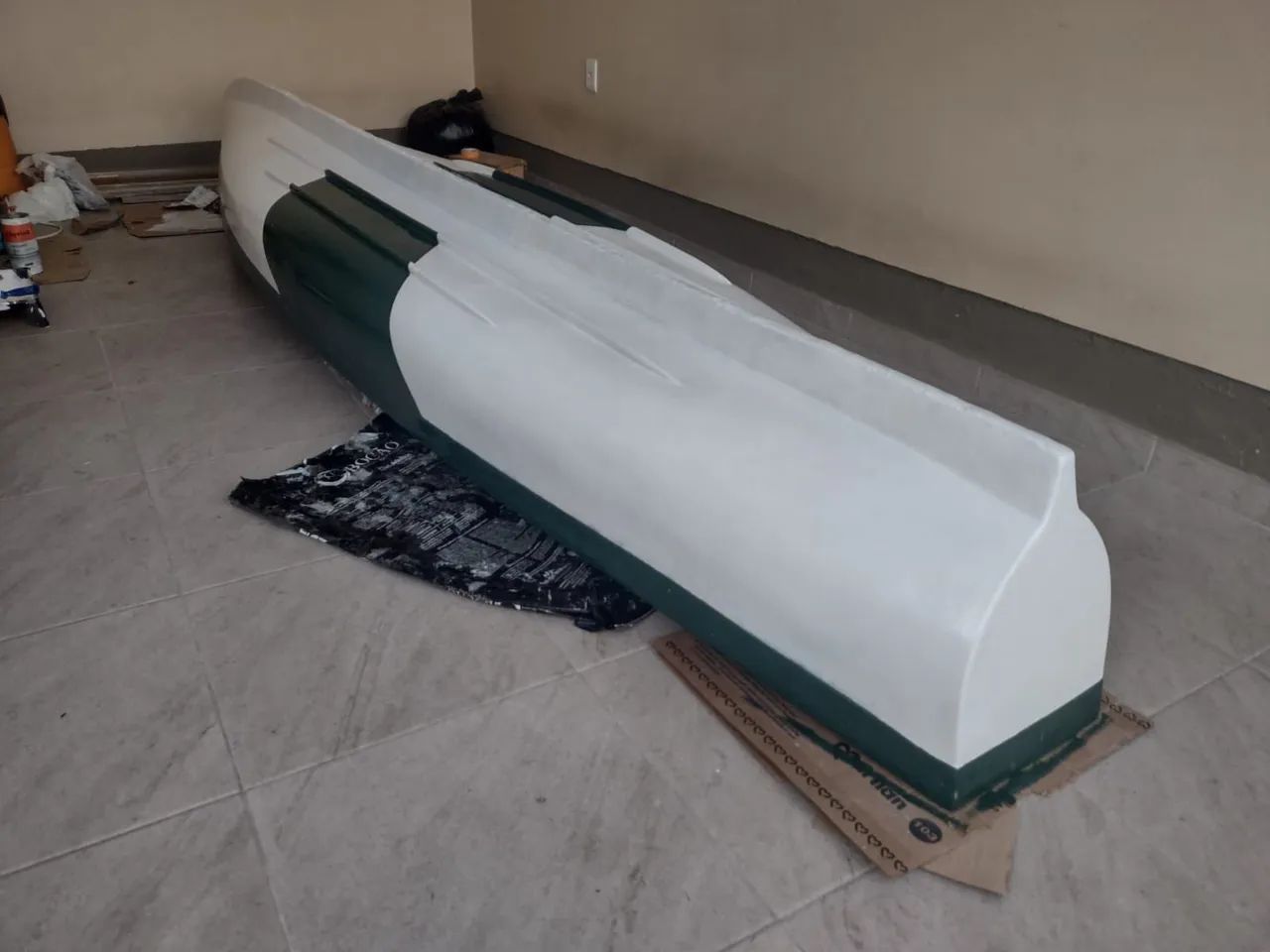 Canoa de fibra de vidro verde e branca - Foto 3
