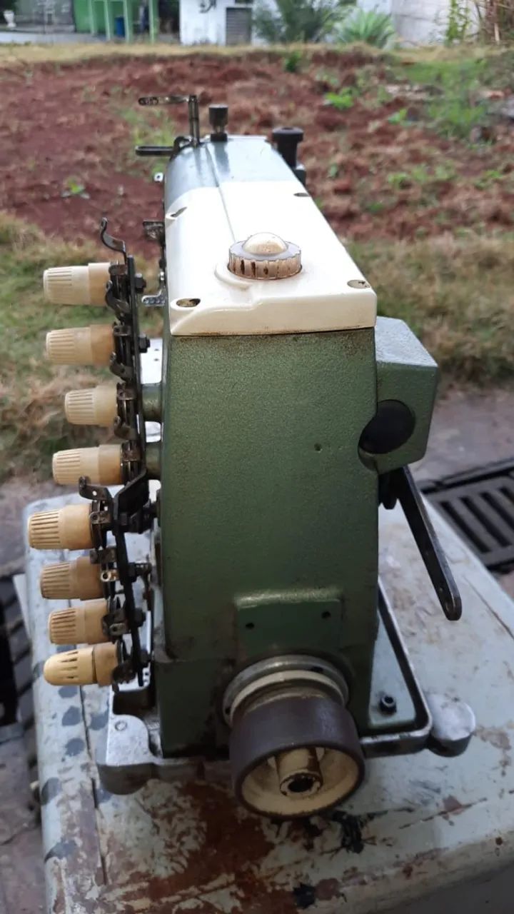 Máquina de Costura Industrial Kansai 4 Agulhas com mesa e motor precisa revisão basica - Foto 3