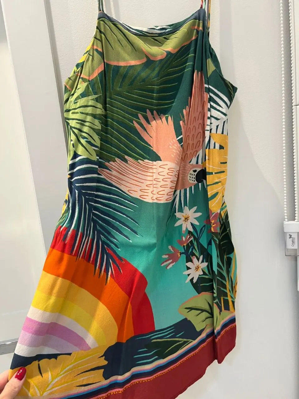 Vestido Farm Rio estampado com pássaro e arco-íris