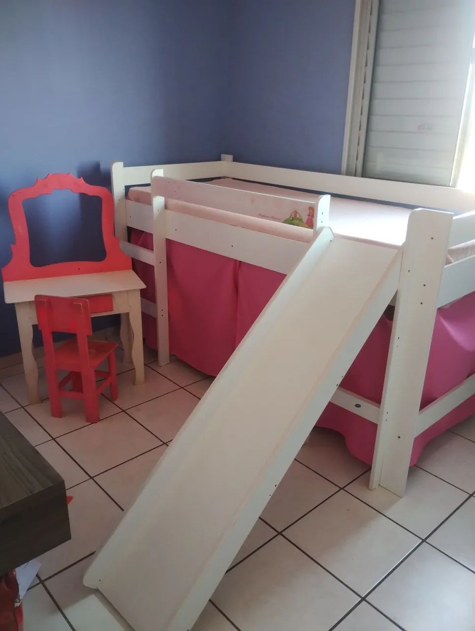 Cama suspensa com escorregador e penteadeira infantil 