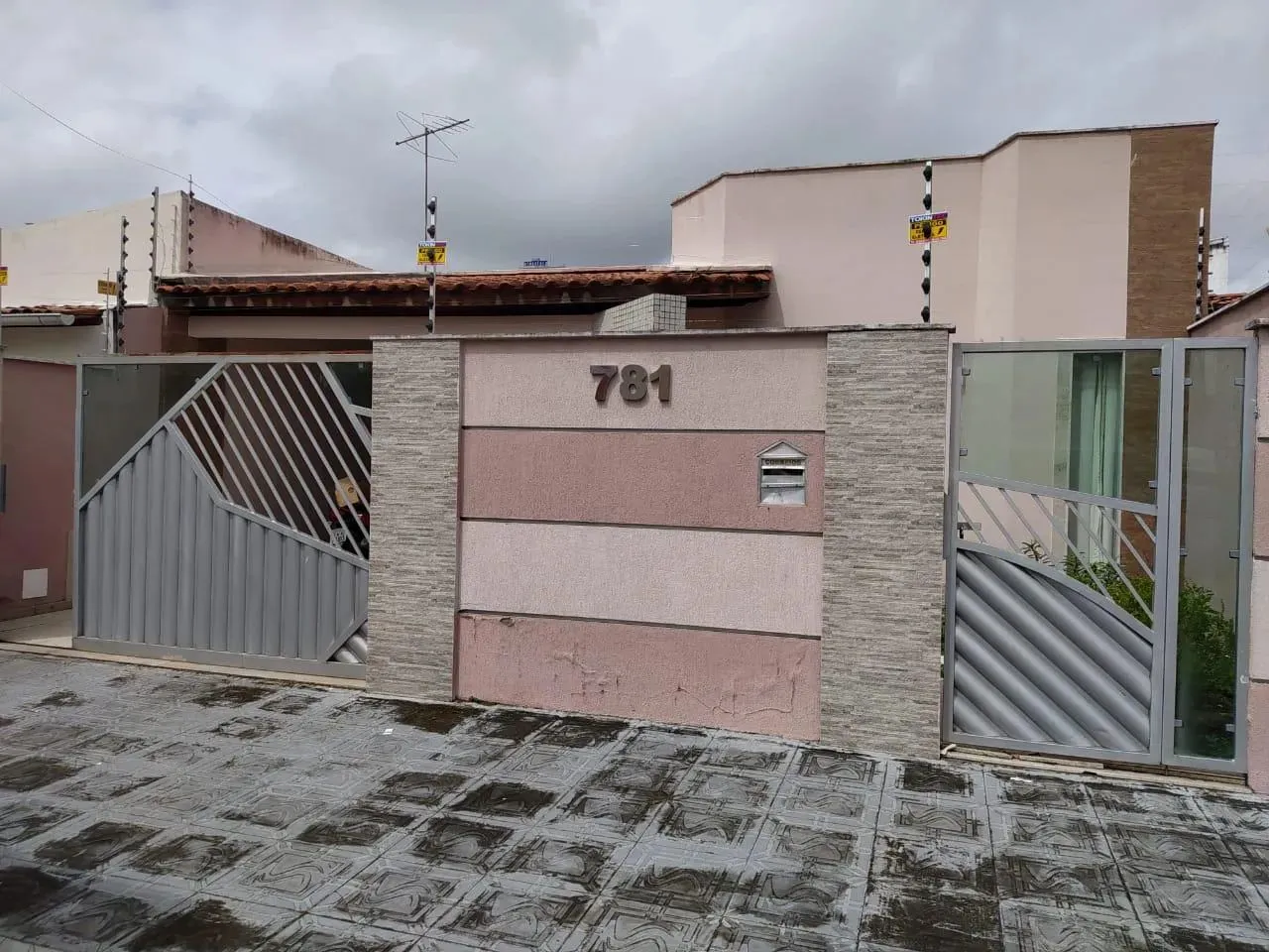 CASA DISPONIVEL PARA VENDA E ALUGUEL NOS CAPUCHINHOS