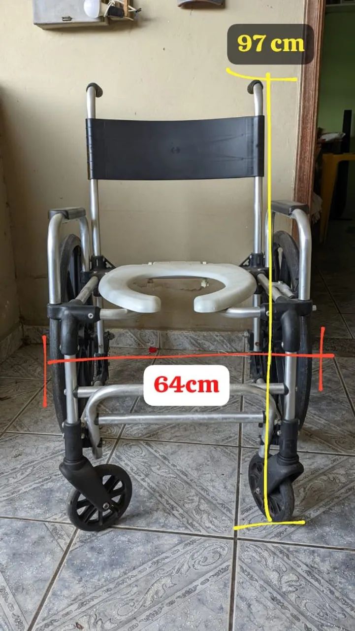 Cadeira de rodas sanitária com assento