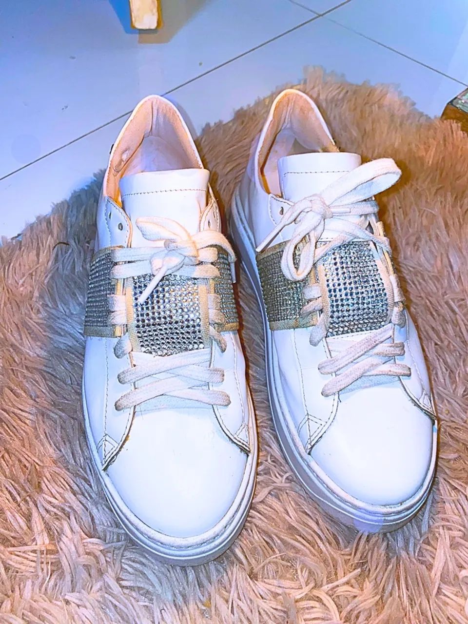 Tênis Schütz branco com detalhes em strass