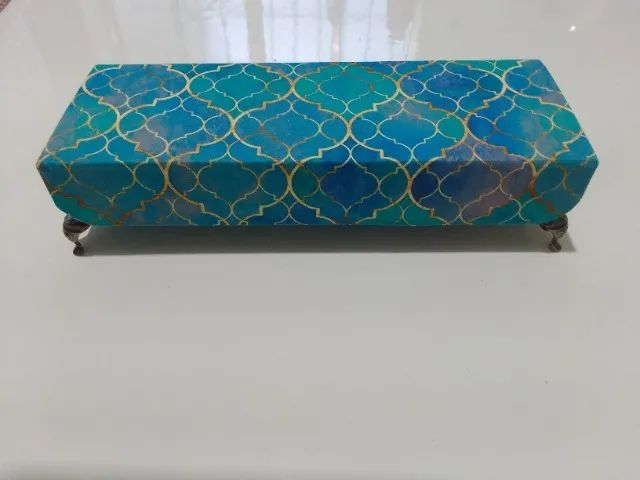 Caixa decorada com pés 