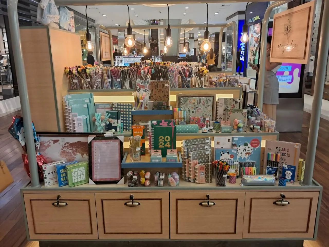 Expositor de madeira maciça  - Foto 4