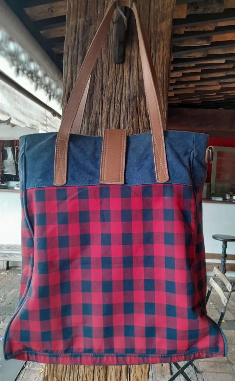 Bolsa em lona de algodão xadrez e couro natural, da marca carioca Cantão - Foto 4