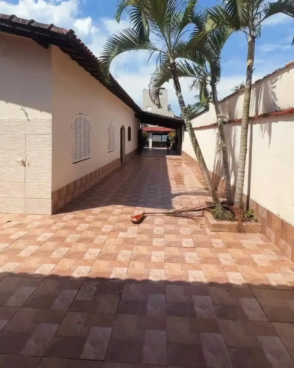 Casa terrea com terreno enorme de 355 metros quadrados a 155 metros do mar