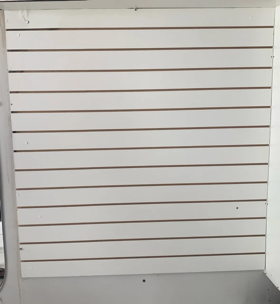 Painel canaletado branco para organização