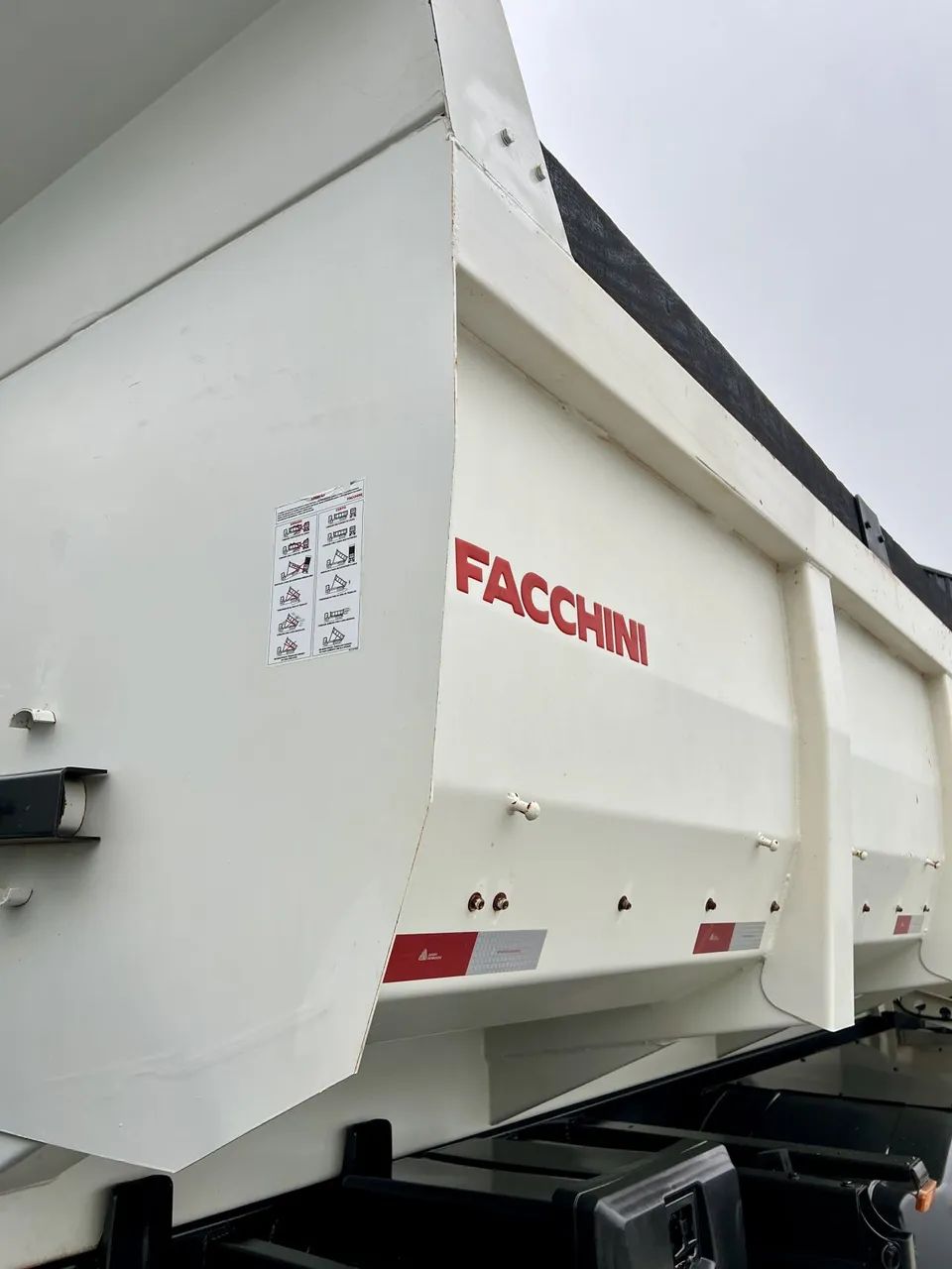 VW 24-260 Truck 6x2 2023 Basculante 12m3 Baixo KM - Foto 8