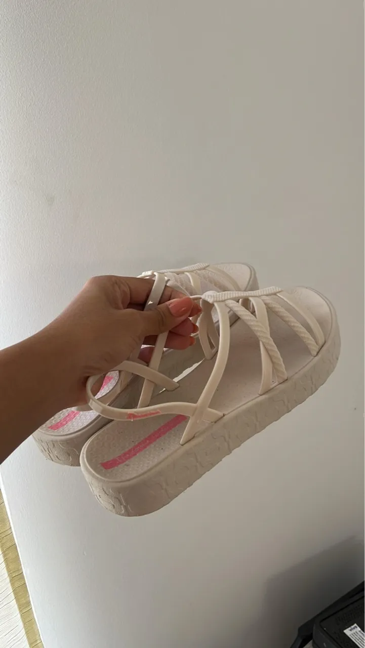 Sandália Feminina Bege com Detalhes Rosa