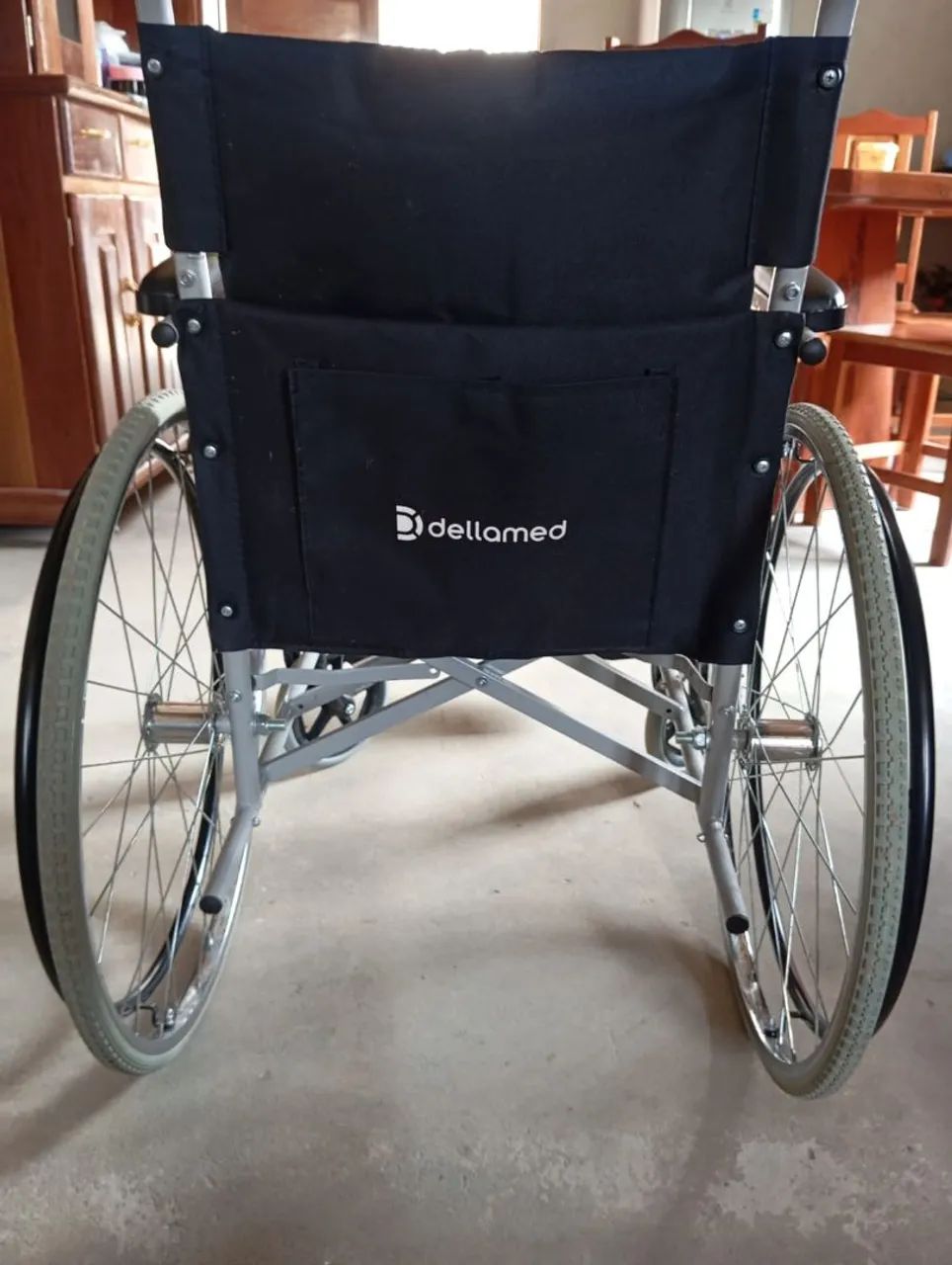 Uma cadeira de rodas em perfeitas condições. 