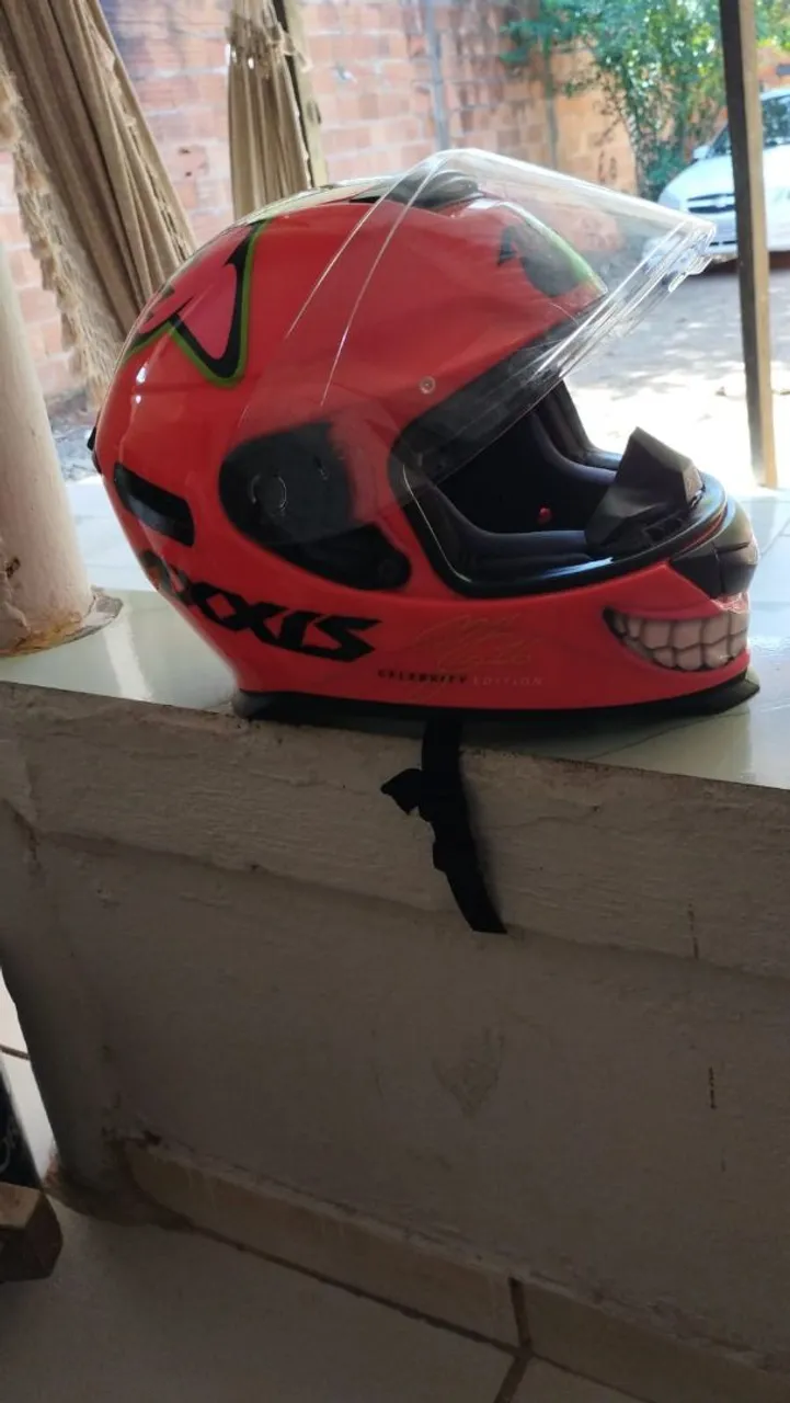 Capacete SIXXS Celebrity Edition alaranjado com Sorriso