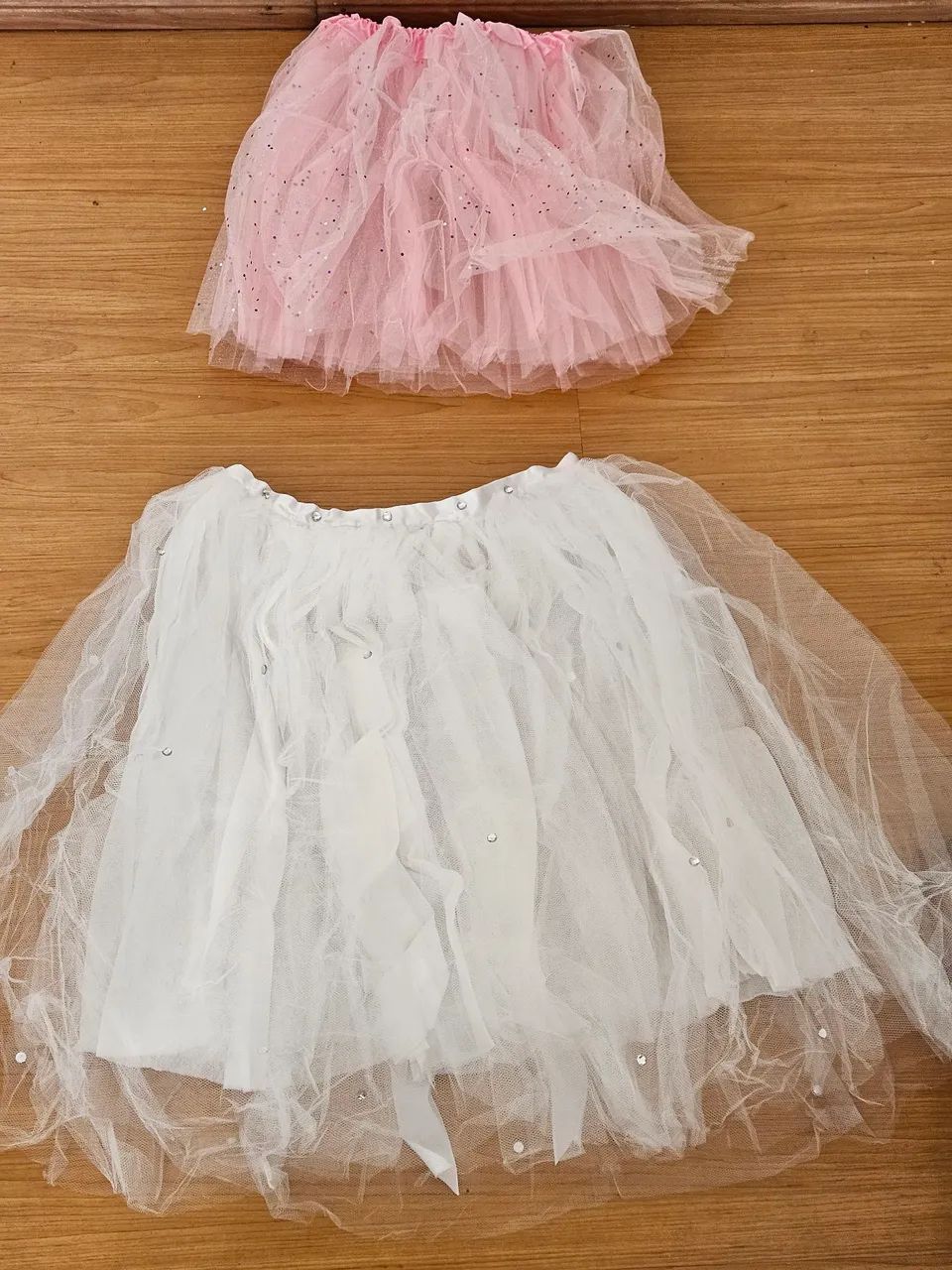Kit saias fantasia branca e rosa com acessórios 