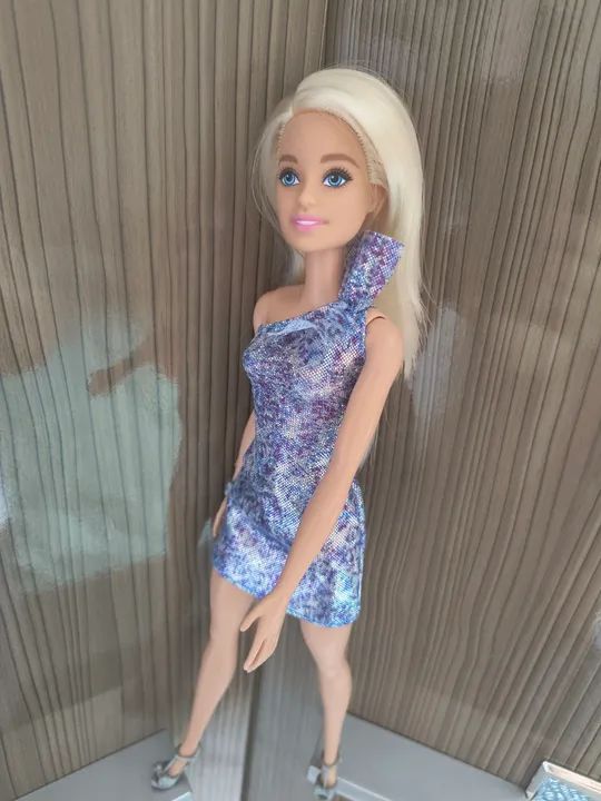 Boneca Barbie em vestido azul Linda! - Foto 6
