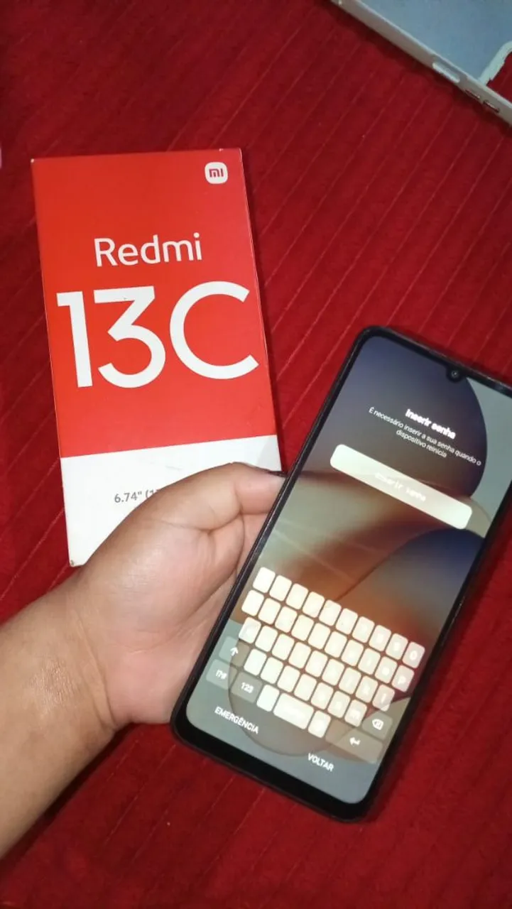 Redimi 13C, aparelho com nota, caixa e carregador. A tela as vezes falha. Mas de resto bom