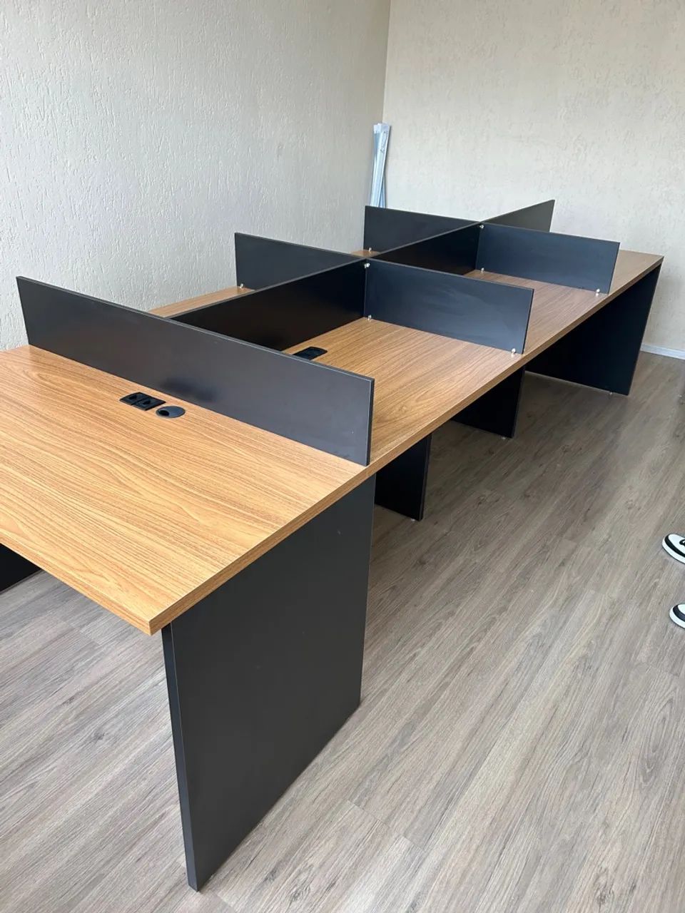 Mesa para escritório com divisórias - Excelente estado