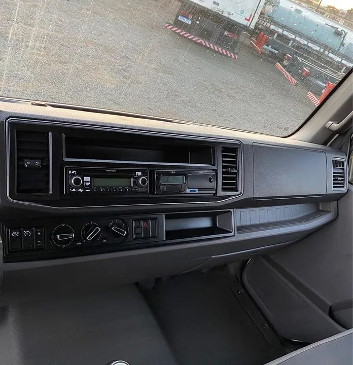 VW 11.180 baú ano 2019 - Foto 6