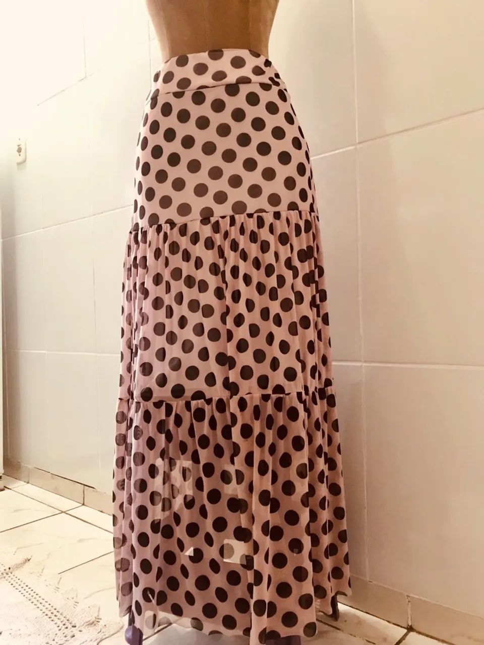 Saia midi poá rosa e preta