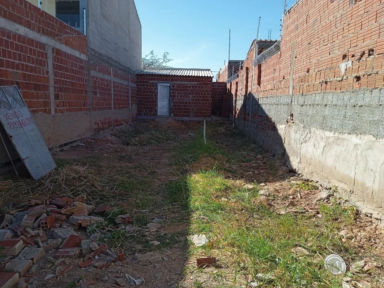 Terreno com construção no fundo  - Foto 4