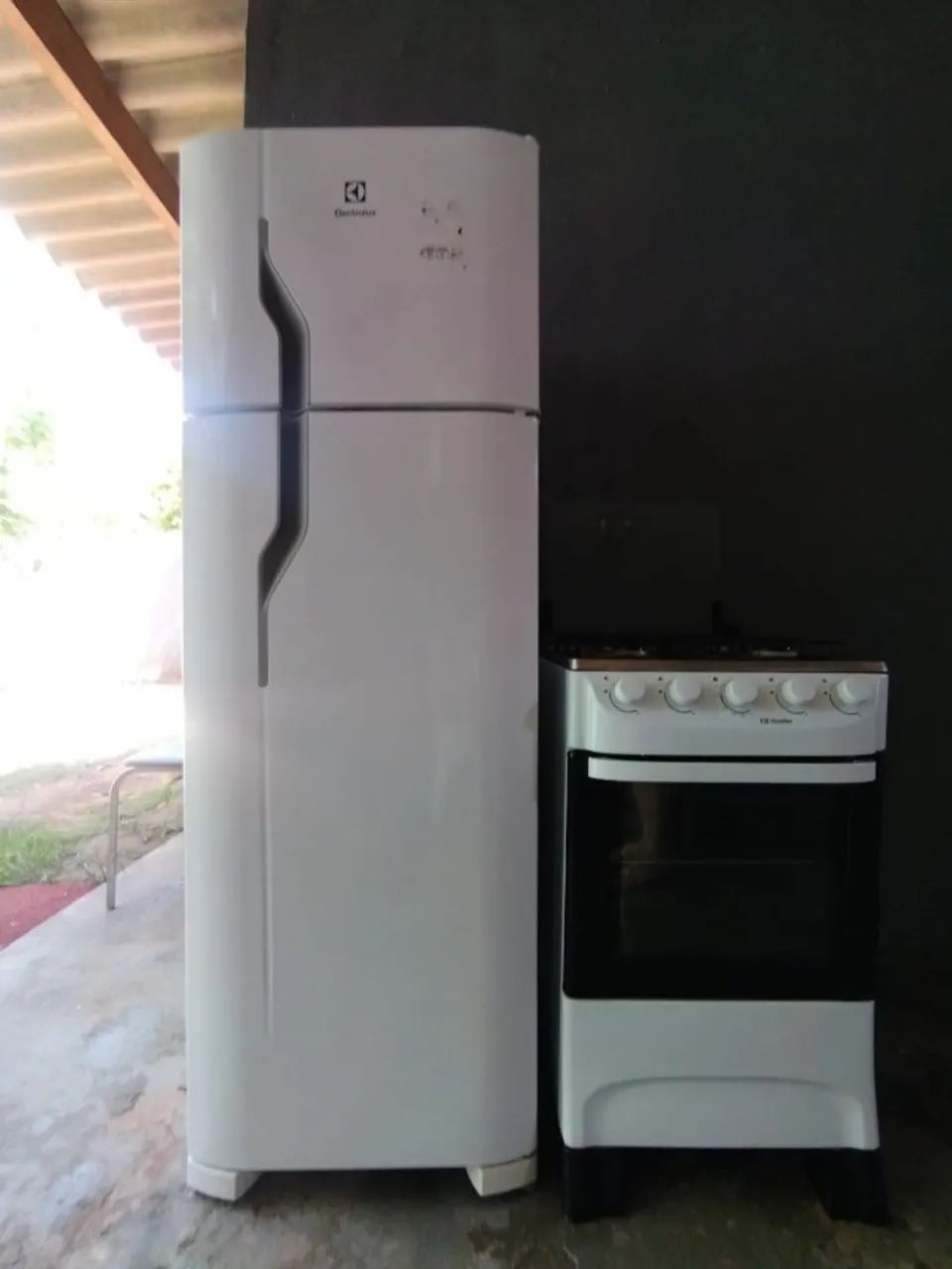 Geladeira Electrolux + Fogão 4 bocas (semi-novos) entrego